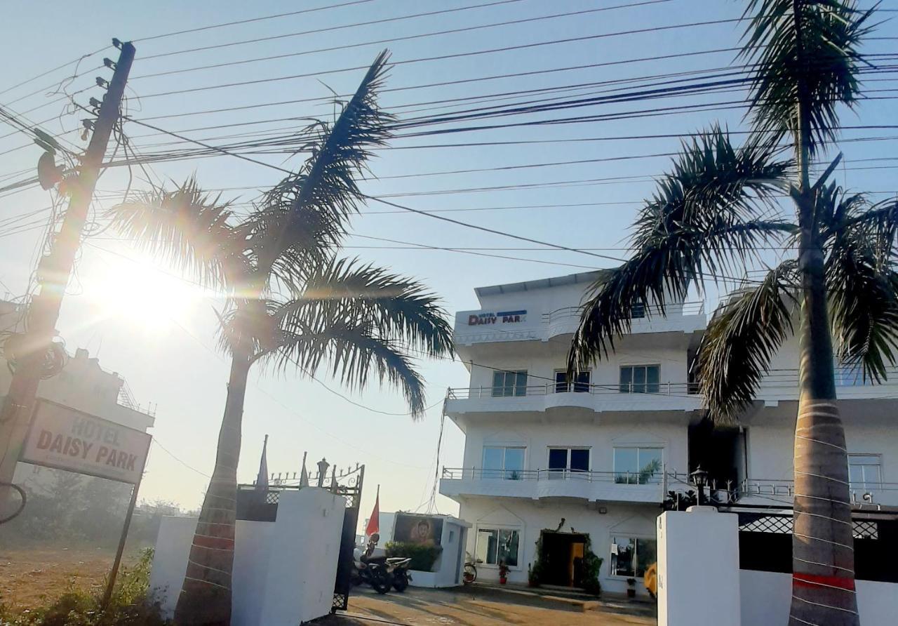 Hotel Daisy Park Bhairāhawā Esterno foto