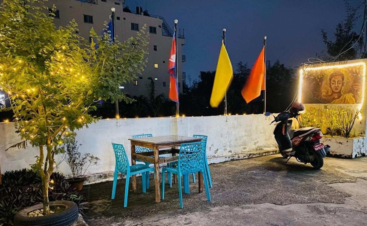 Hotel Daisy Park Bhairāhawā Esterno foto