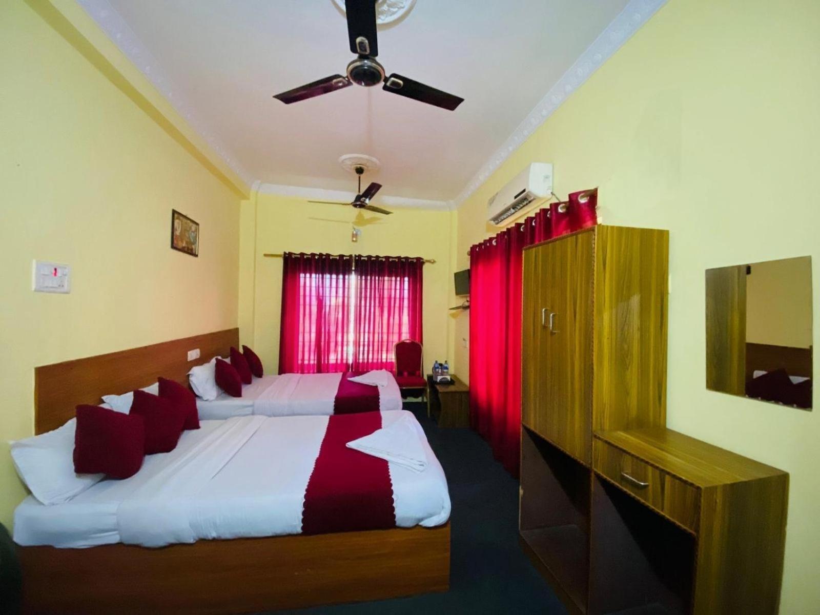 Hotel Daisy Park Bhairāhawā Esterno foto